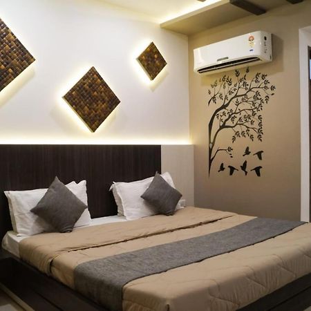 The Ambassador Hotel Vadodara Buitenkant foto