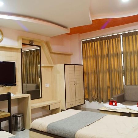 The Ambassador Hotel Vadodara Buitenkant foto