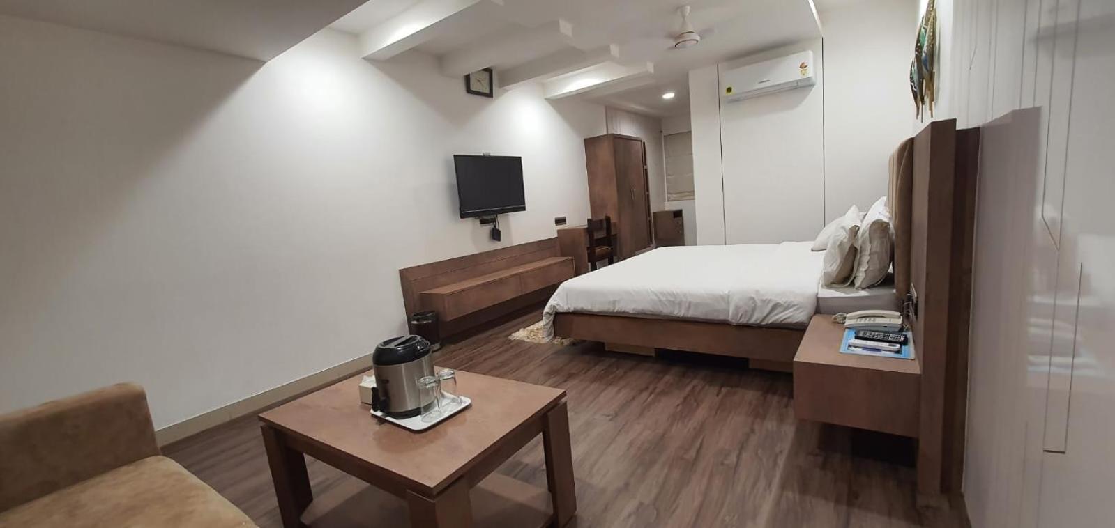 The Ambassador Hotel Vadodara Buitenkant foto