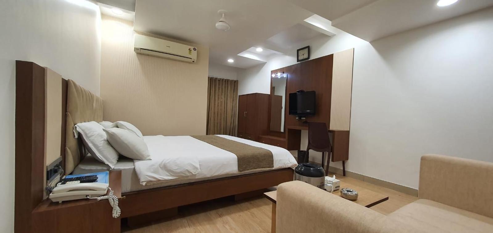 The Ambassador Hotel Vadodara Buitenkant foto