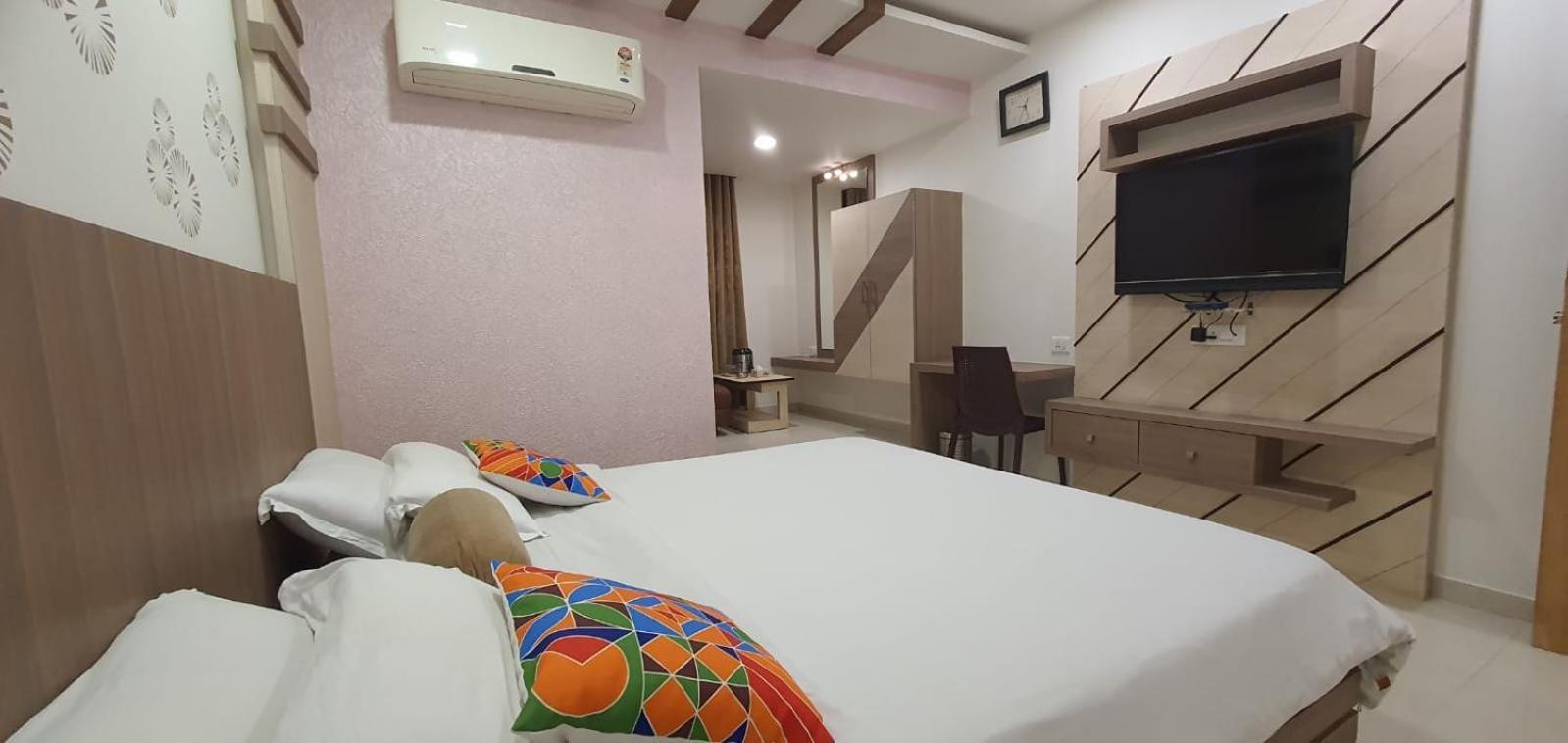 The Ambassador Hotel Vadodara Buitenkant foto