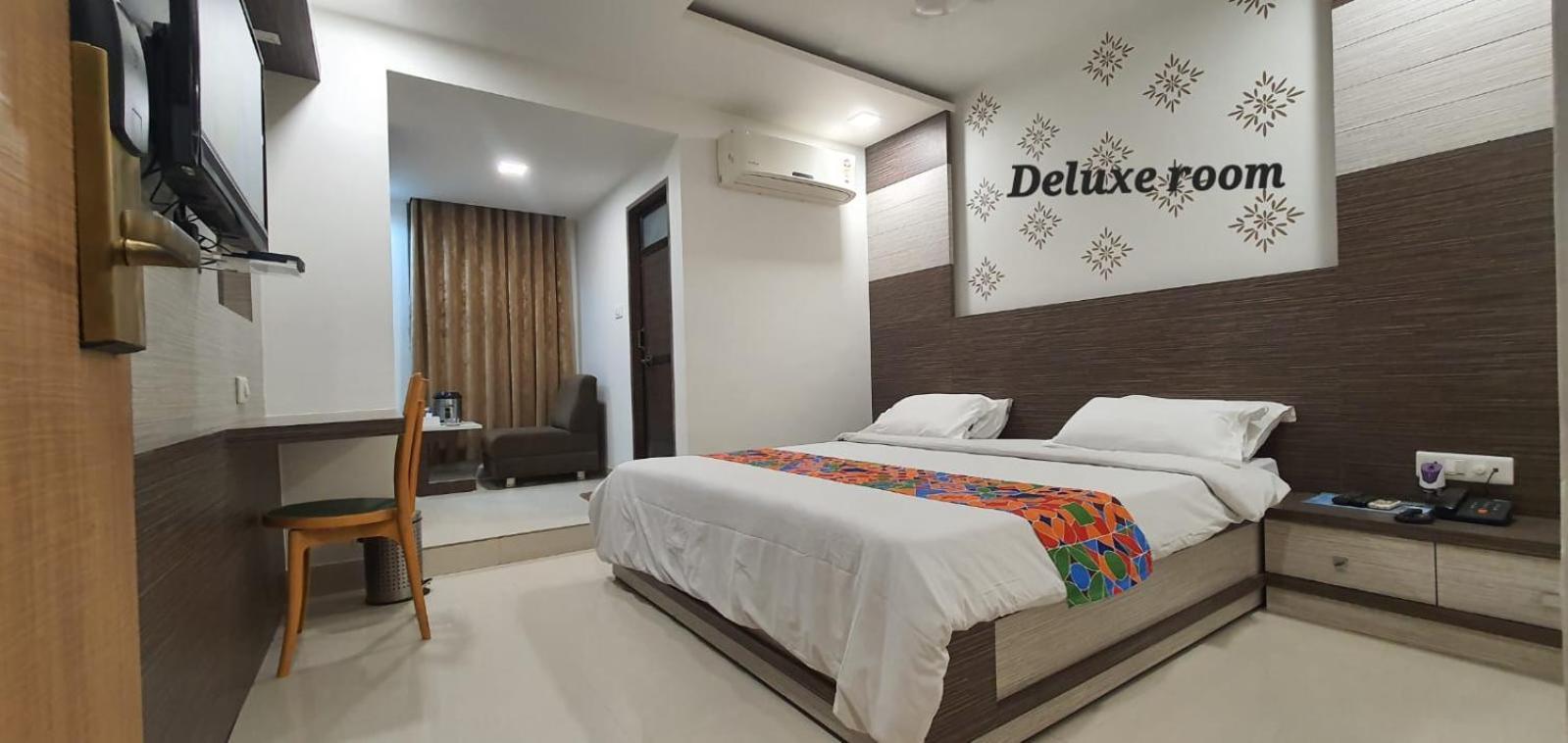 The Ambassador Hotel Vadodara Buitenkant foto