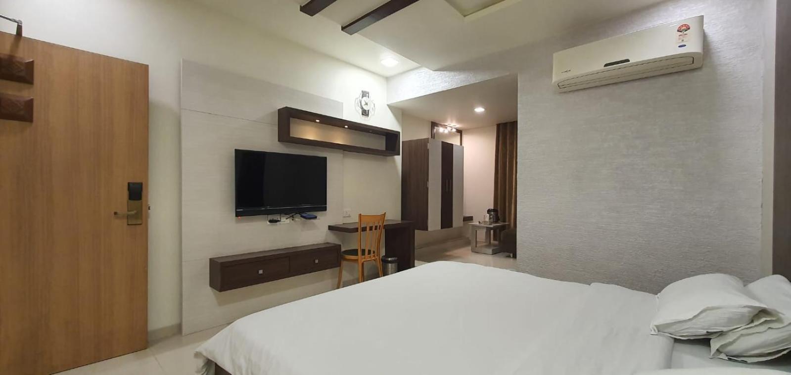 The Ambassador Hotel Vadodara Buitenkant foto