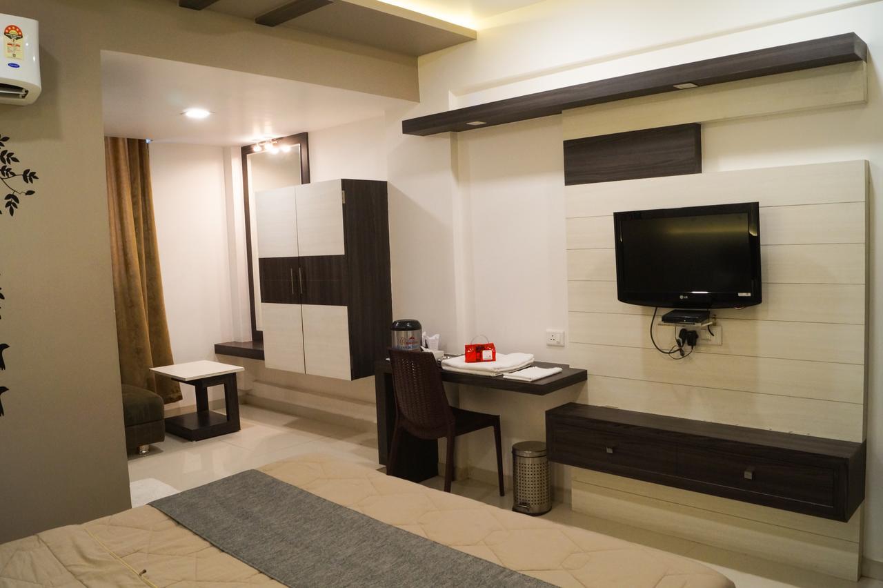The Ambassador Hotel Vadodara Buitenkant foto