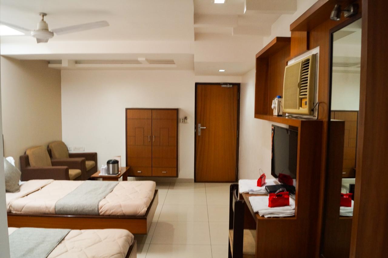 The Ambassador Hotel Vadodara Buitenkant foto