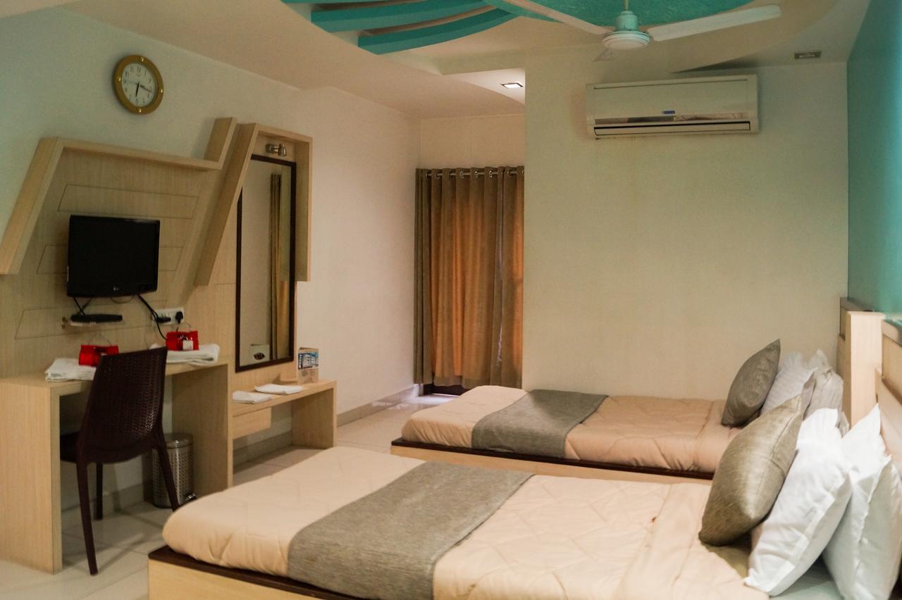 The Ambassador Hotel Vadodara Buitenkant foto