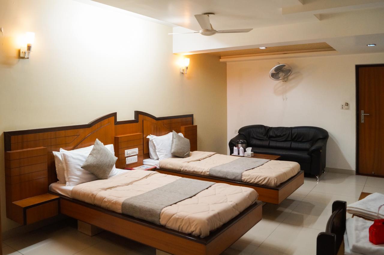 The Ambassador Hotel Vadodara Buitenkant foto