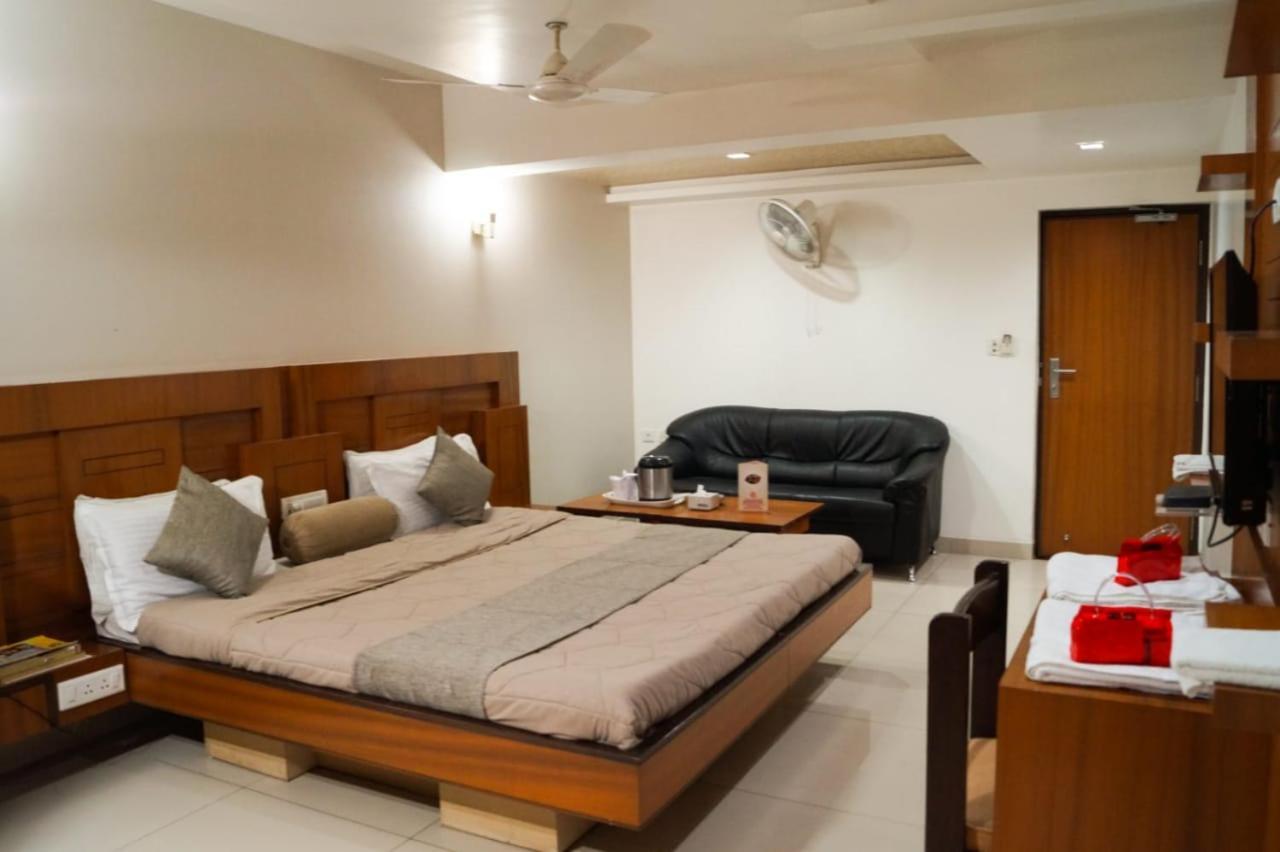 The Ambassador Hotel Vadodara Buitenkant foto