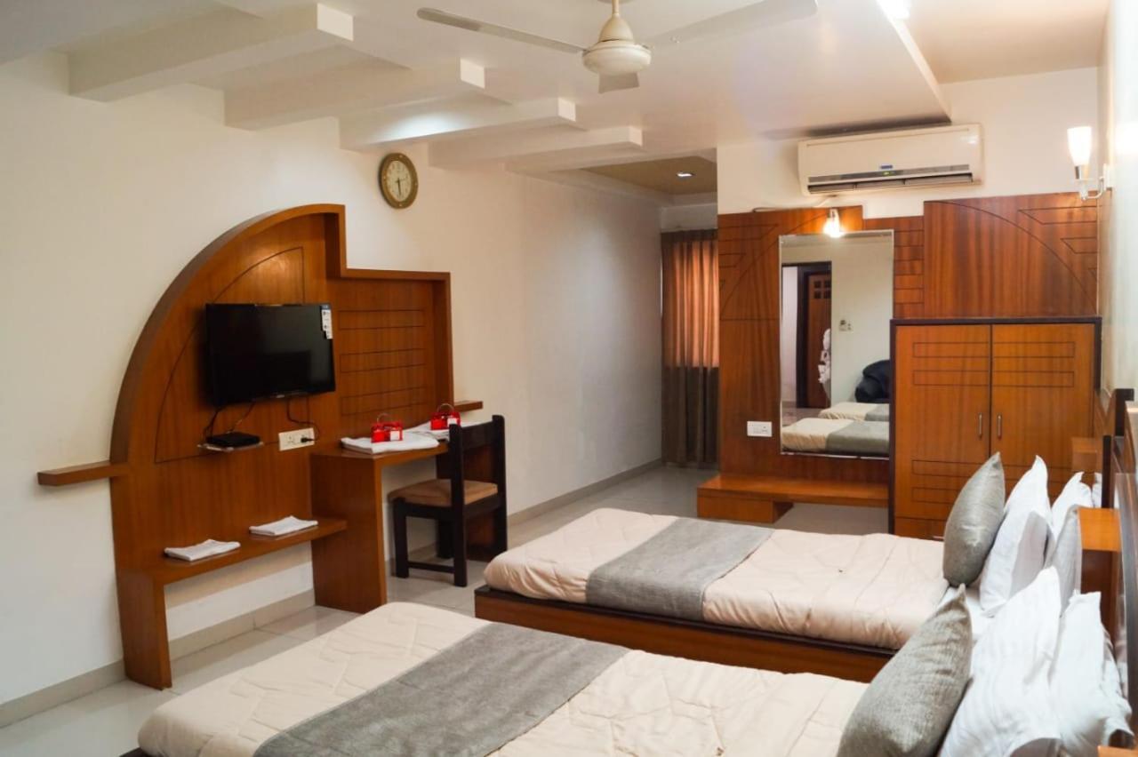 The Ambassador Hotel Vadodara Buitenkant foto