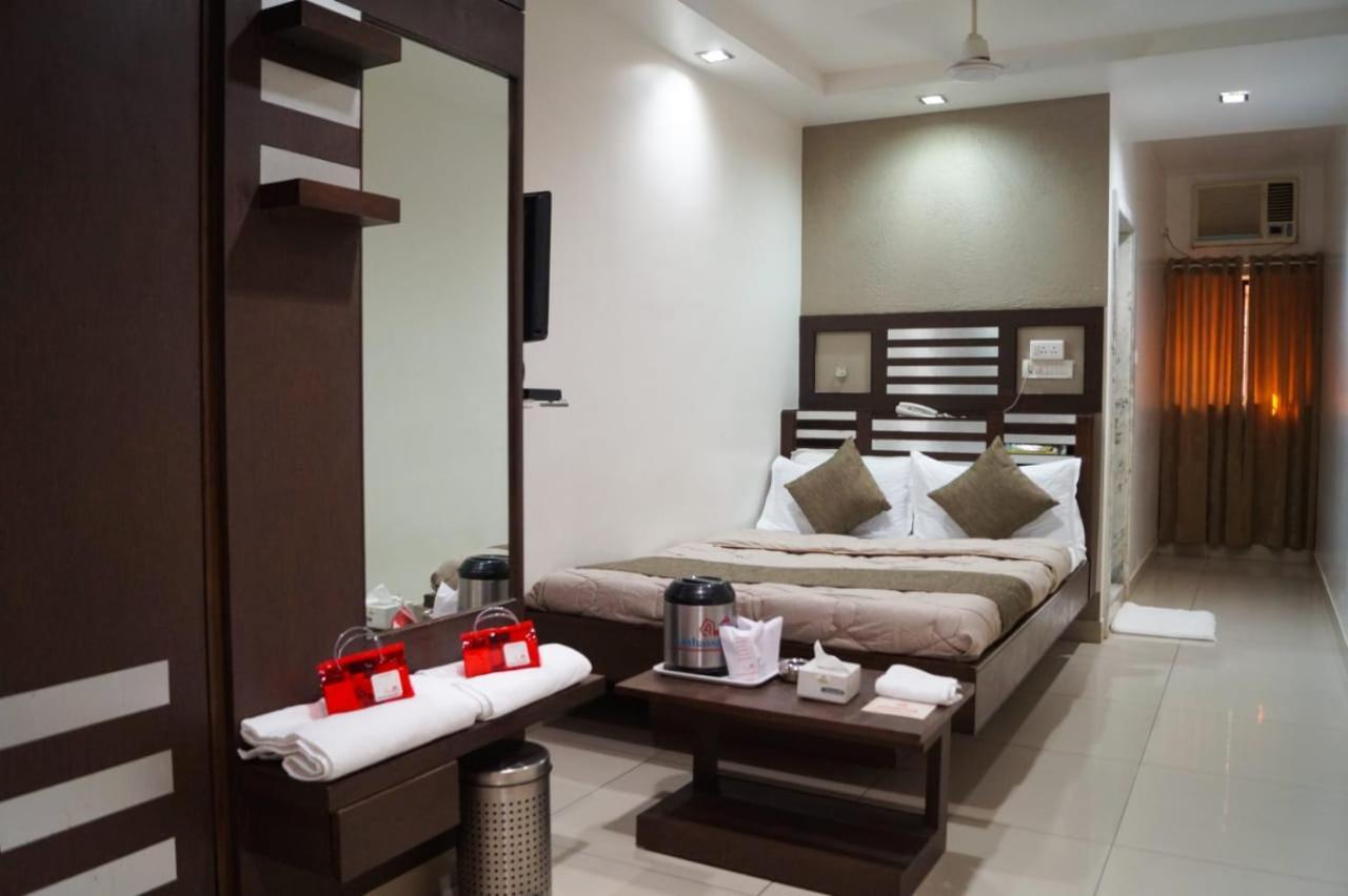The Ambassador Hotel Vadodara Buitenkant foto